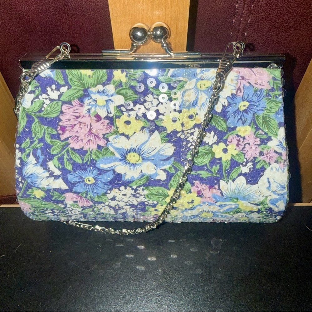 😸Vintage Romantic Sequined Floral Elegance Clutch with Silver tone Chain 7”